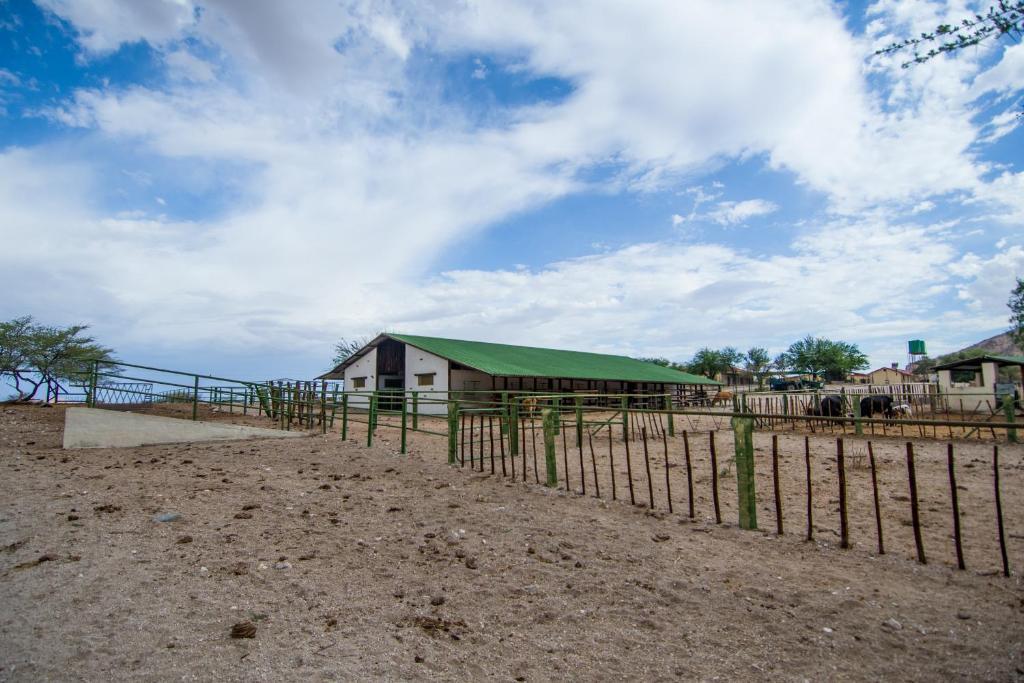 Etusis Lodge Usakos Екстериор снимка